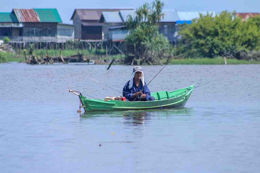 MEMANCING di ATAS PERAHU