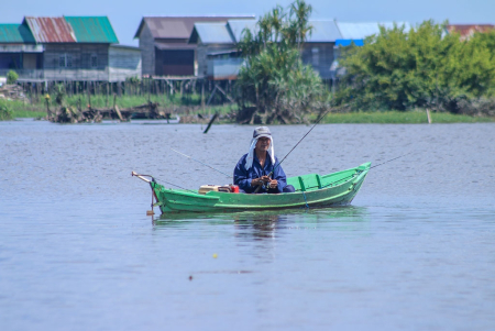 MEMANCING di ATAS PERAHU