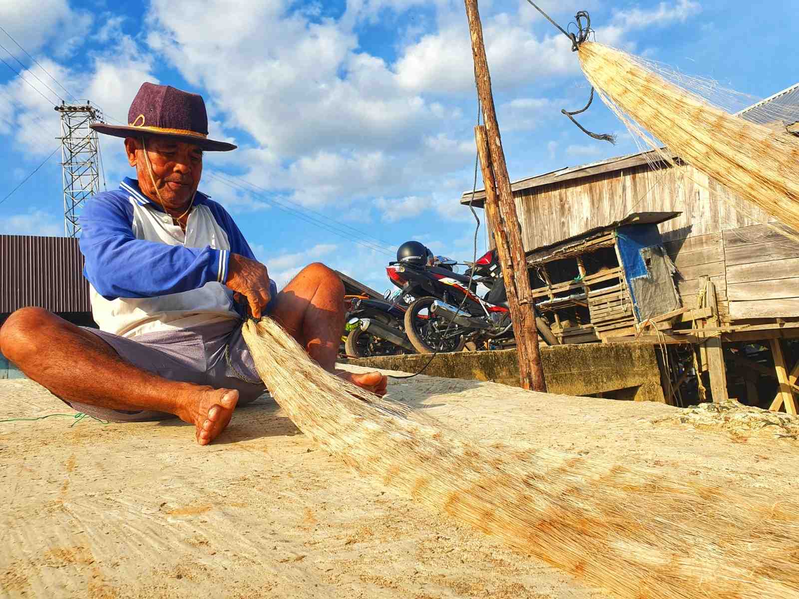 SIAPKAN JARING IKAN