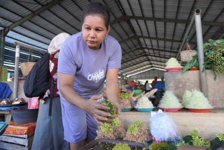 PENJUAL SAYUR di PASAR LANGGUR