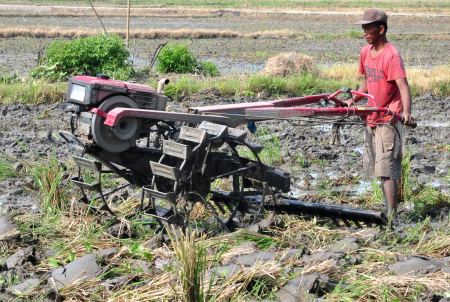 TRAKTOR TANGAN