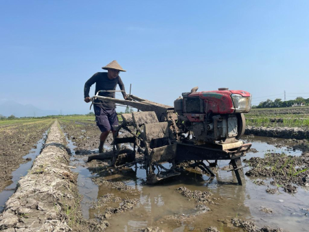 BAJAK SAWAH GUNAKAN TRAKTOR