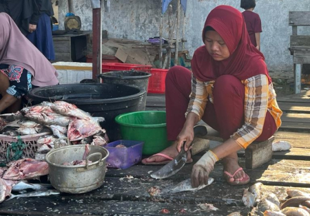 MEMBERSIHKAN IKAN