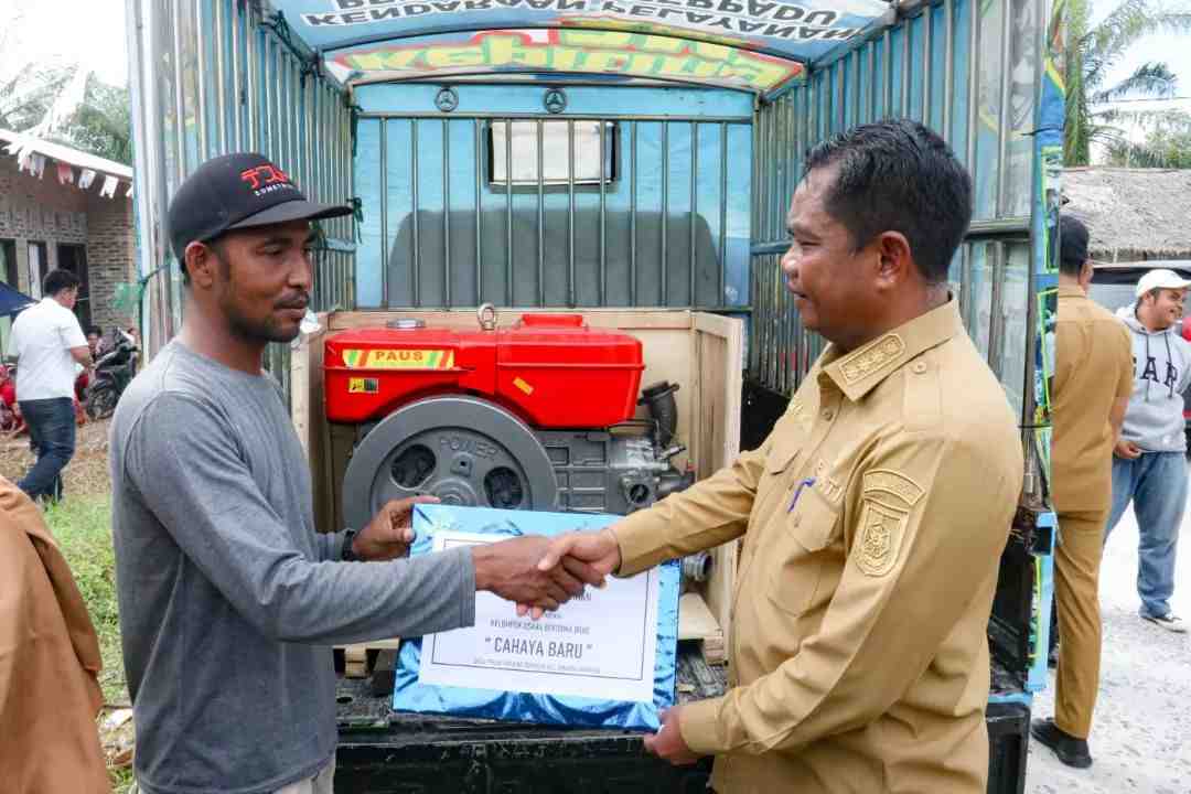 BUPATI SERGAI BERI NELAYAN BANTUAN 