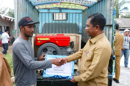 BUPATI SERGAI BERI NELAYAN BANTUAN 