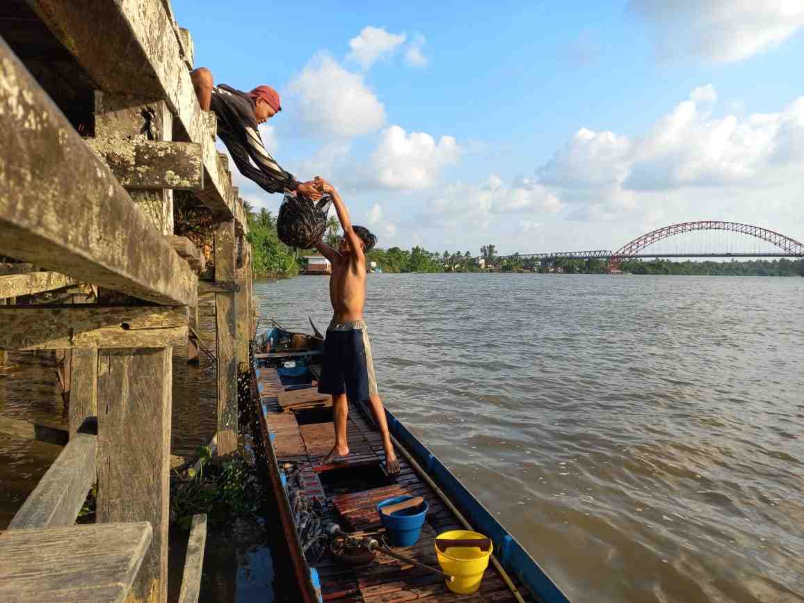 BONGKAR MUAT HASIL TANGKAPAN