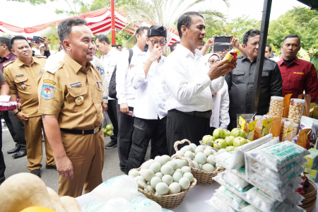 KUNJUNGI STAND PRODUK PERTANIAN