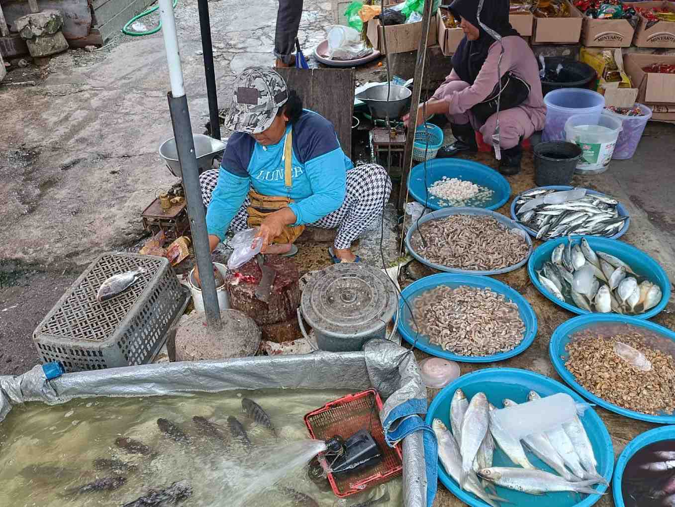 PENJUAL IKAN DI PASAR BESAR