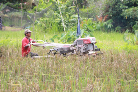 GUNAKAN MESIN TRAKTOR