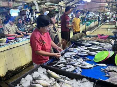 IKAN SEGAR DI PASAR KAHAYAN