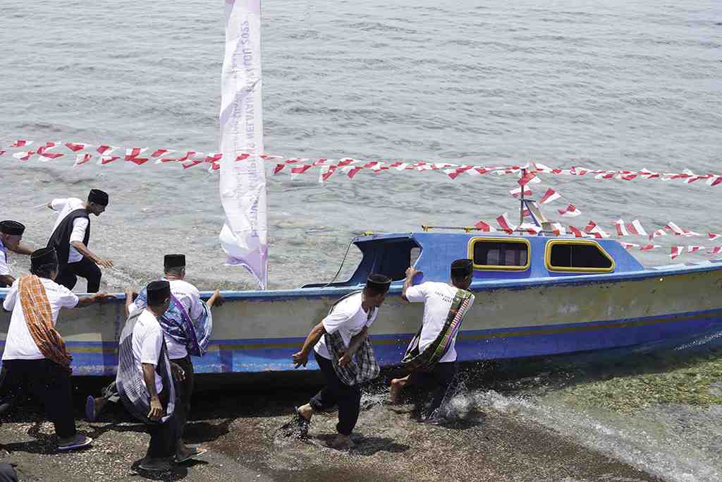 DORONG PERAHU KE LAUT