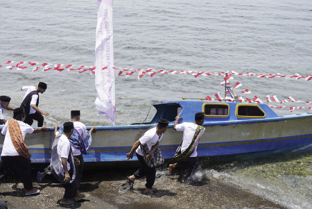 DORONG PERAHU KE LAUT