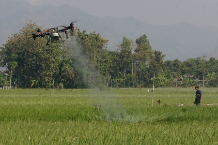 PEMANFAATAN DRONE PERTANIAN
