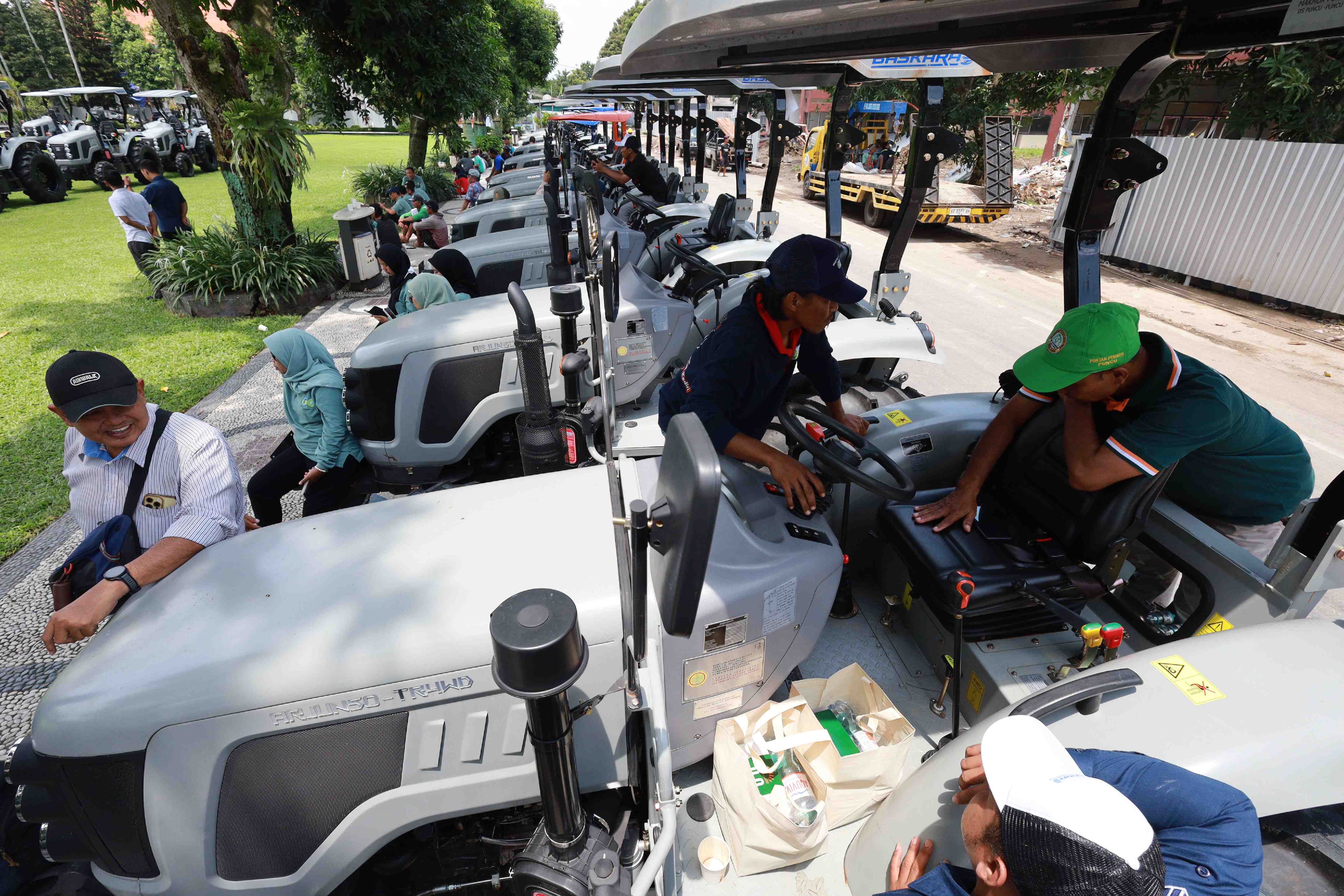 PENYALURAN BANTUAN MESIN PERTANIAN 