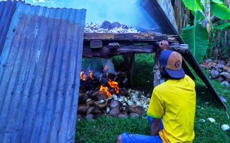 SIAPKAN BARA API UNTUK PENGASAPAN KOPRA
