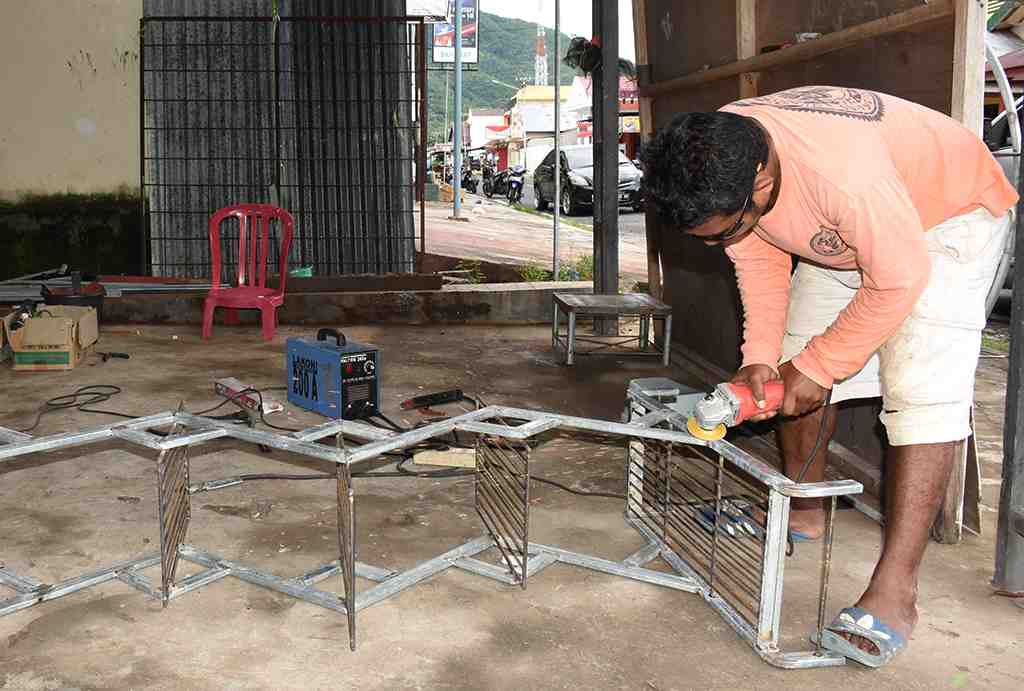 MEMBUAT RAK BUNGA