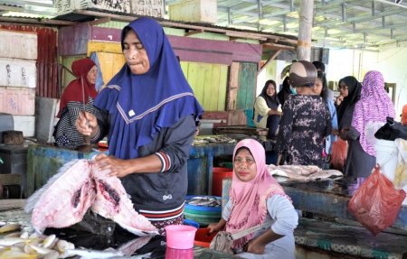 JUAL IKAN di PASAR LANGGUR