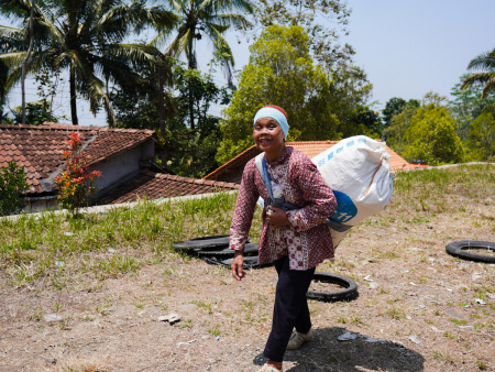 GENDONG RUMPUT UNTUK PAKAN TERNAK