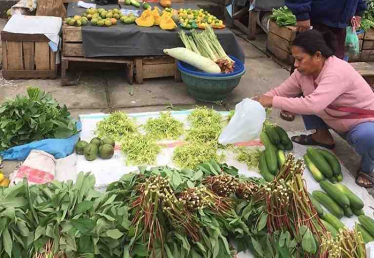 PENJUAL SAYUR di PASAR LANGGUR