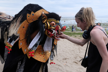 TRADISI NGELAWANG DI PANTAI SANUR BALI