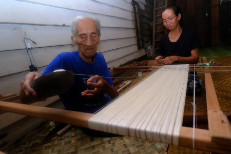 PROSES MEMBENTANG BENANG TENUN IKAT DAYAK IBAN MANUA