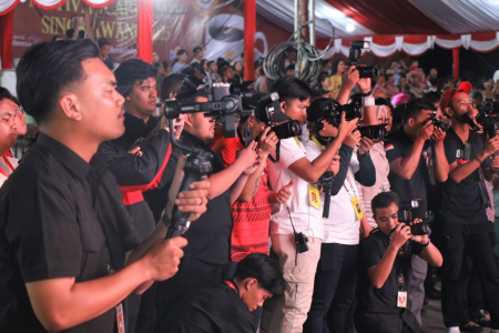 ABADIKAN MOMEN PAWAI LAMPION SINGKAWANG