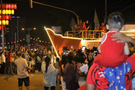SAKSIKAN PAWAI LAMPION DI SINGKAWANG