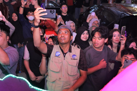 DOKUMENTASIKAN PAWAI LAMPION SINGKAWANG