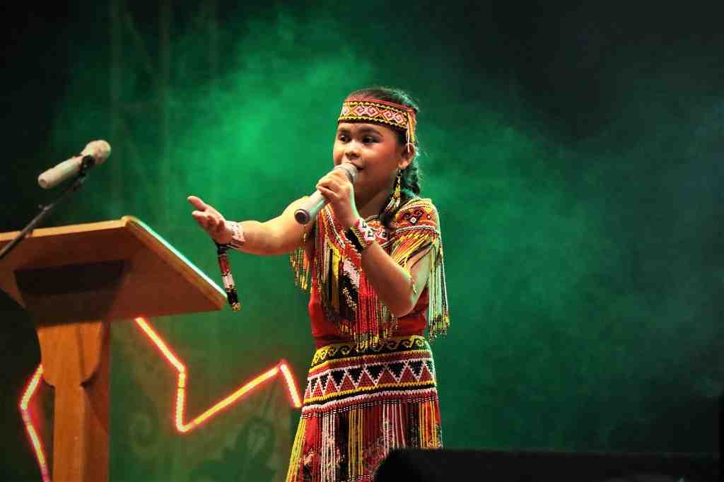 MENYANYI LAGU DAYAK