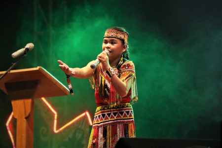 MENYANYI LAGU DAYAK