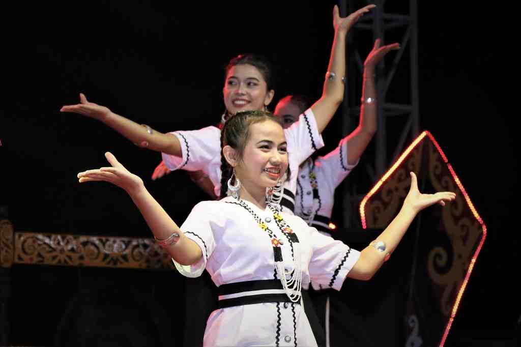 TARIAN PANEN RAYA PADI DAYAK SINGKAWANG