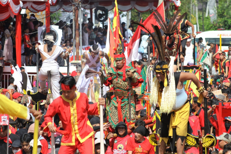 ATRAKSI TATUNG CAP GO MEH SINGKAWANG