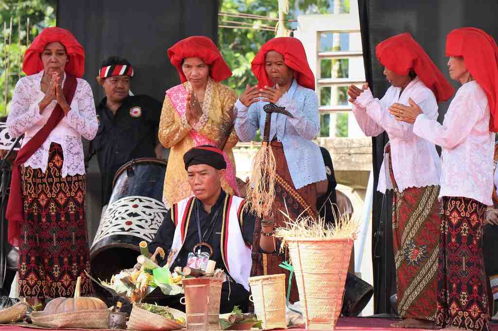 RITUAL NAROKNG PADI SUKU DAYAK SINGKAWANG