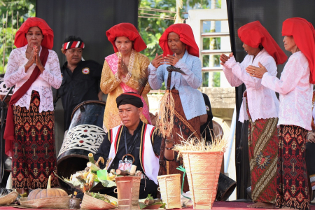 RITUAL NAROKNG PADI SUKU DAYAK SINGKAWANG