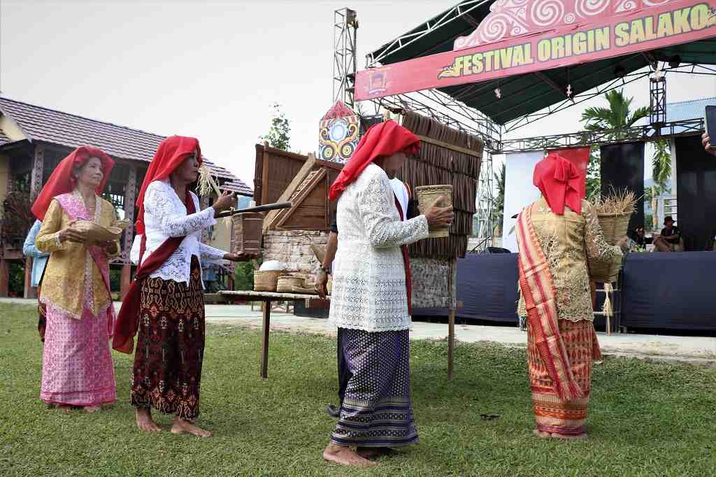 RITUAL NAROKNG PADI DAYAK SALAKO SINGKAWANG