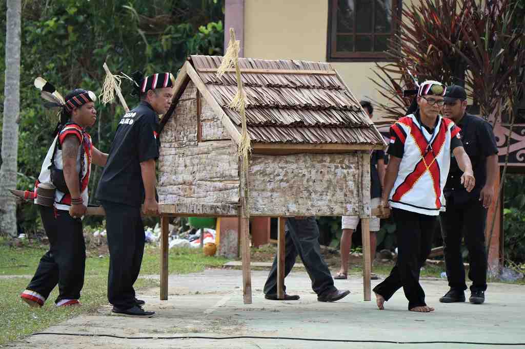 MEMBAWA LUMBUNG TEMPAT HASIL PANEN SUKU DAYAK SALAKO