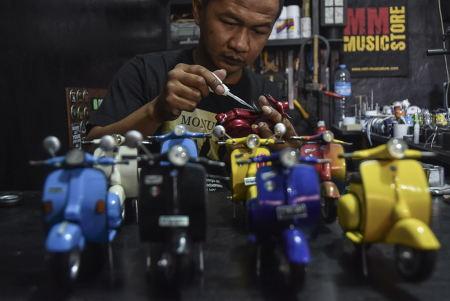 KERAJINAN MINIATUR MOTOR VESPA DARI LIMBAH