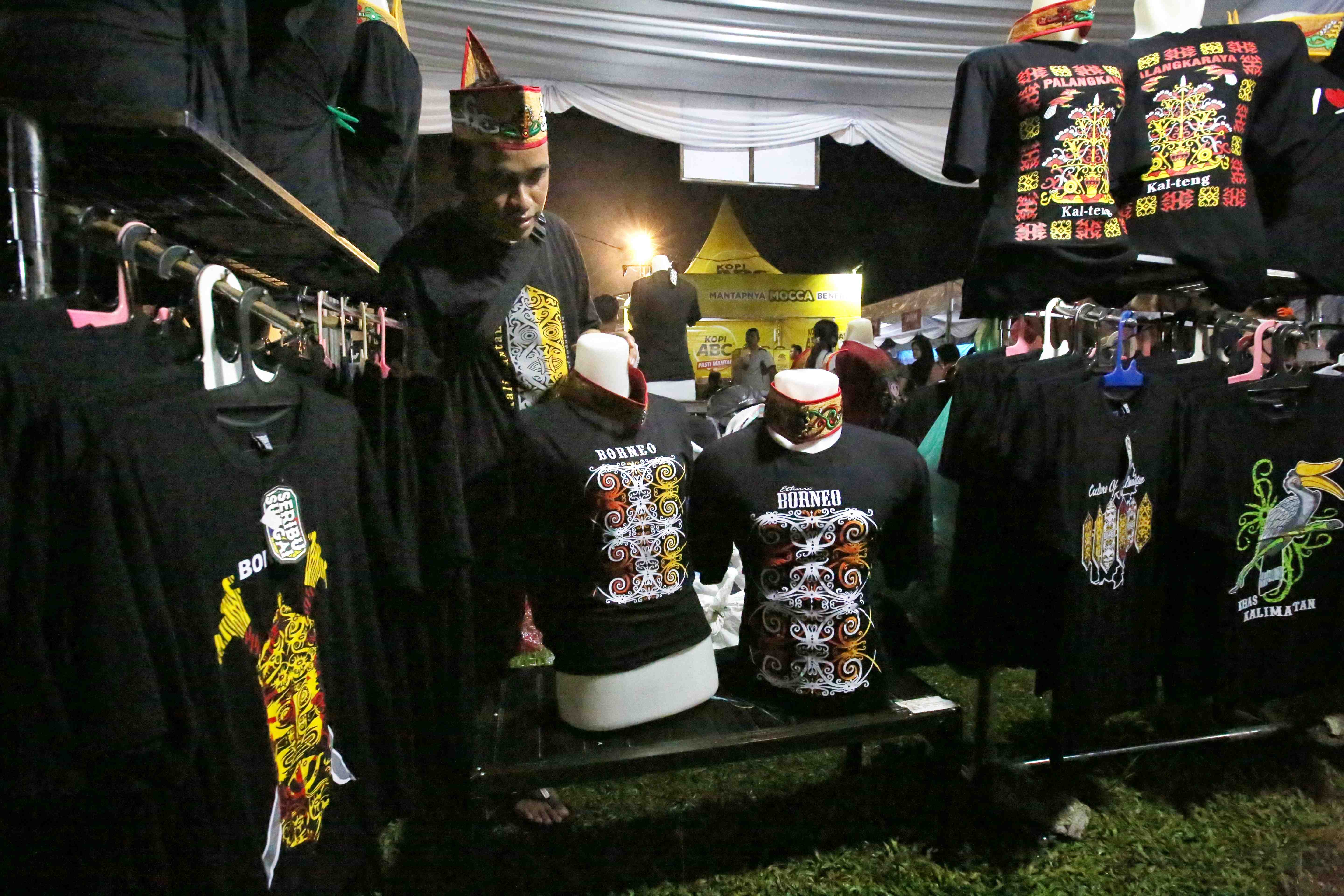 BAJU KAOS MOTIF DAYAK 