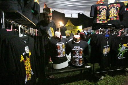BAJU KAOS MOTIF DAYAK 