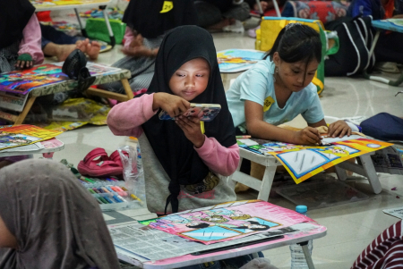 DOKUMENTASIKAN HASIL KARYA MEWARNAI