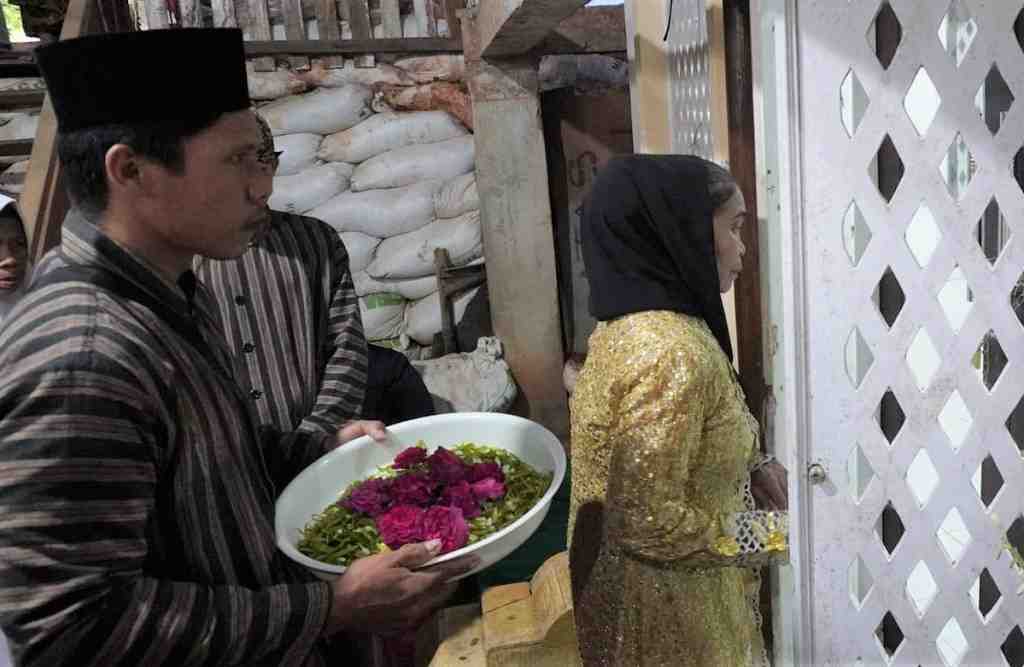 BUKA PINTU MAKAM KIAI HASAN SURGI JATIKUSUMO