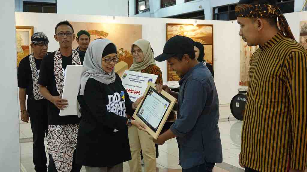 SERAHKAN HADIAH LOMBA FILM PENDEK