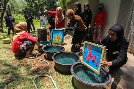 BELAJAR MEMBATIK DI AREAL TAMAN