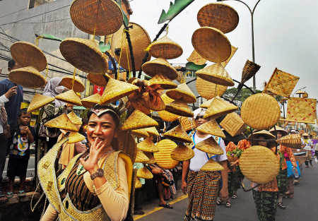 PARADE BUSANA ETNIK KONTEMPORER