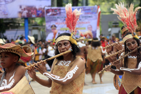 KARNAVAL BUDAYA HARI OTSUS DI PAPUA