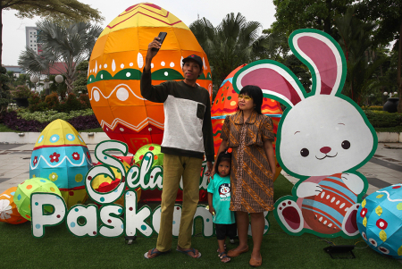 DEKORASI TELUR PASKAH DI BALAI KOTA SURABAYA