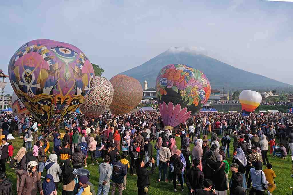 PENERBANGAN BALON UDARA TRADISIONAL