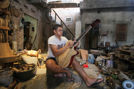 KERAJINAN GITAR AKUSTIK DI SIDOARJO MENINGKAT