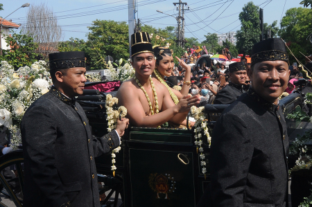 KIRAB PERNIKAHAN KAESANG DENGAN ERINA