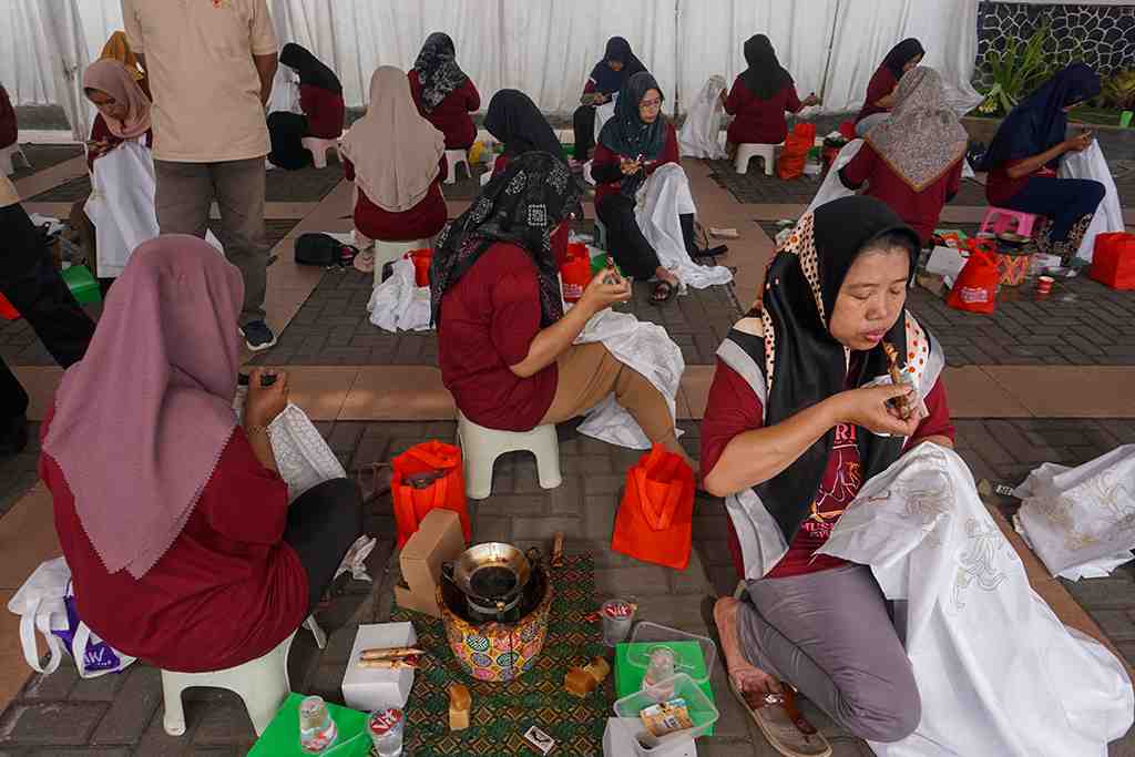 LOMBA NGERENSI KAIN BATIK